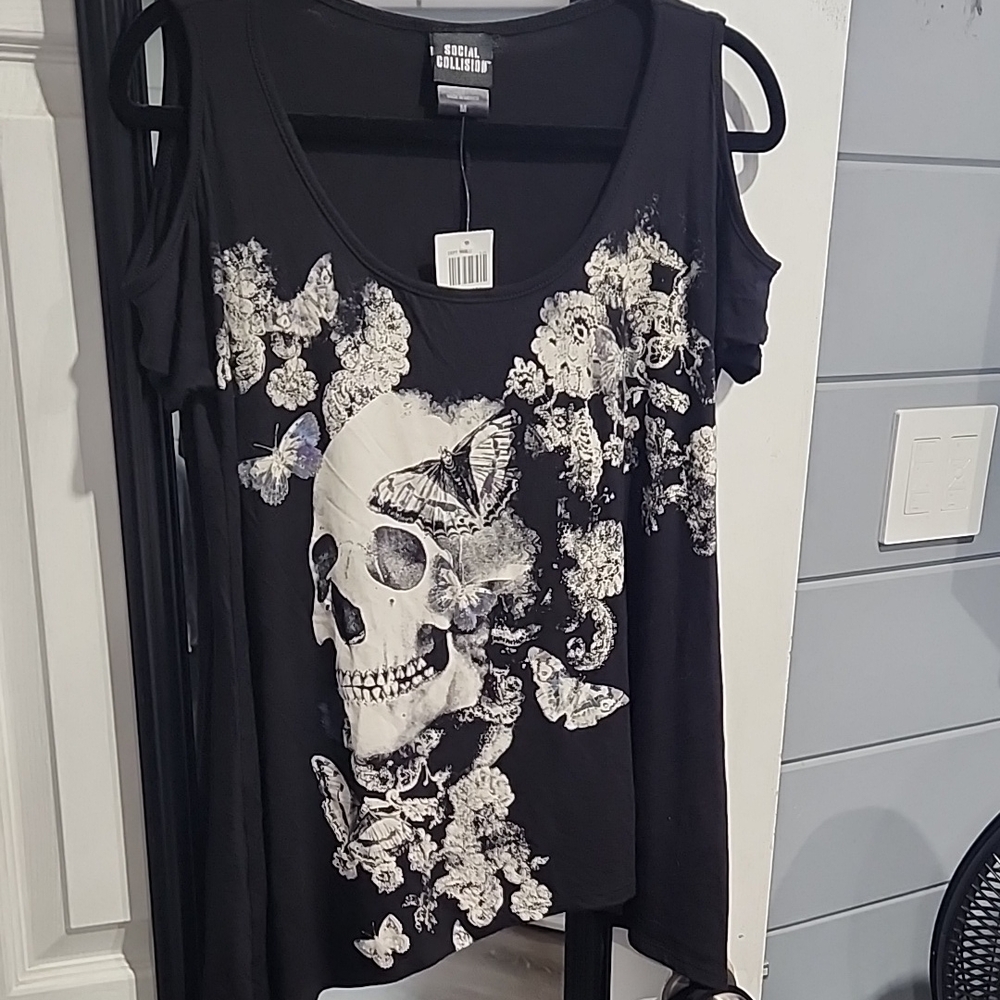 Black Skull Graphic Women's Top